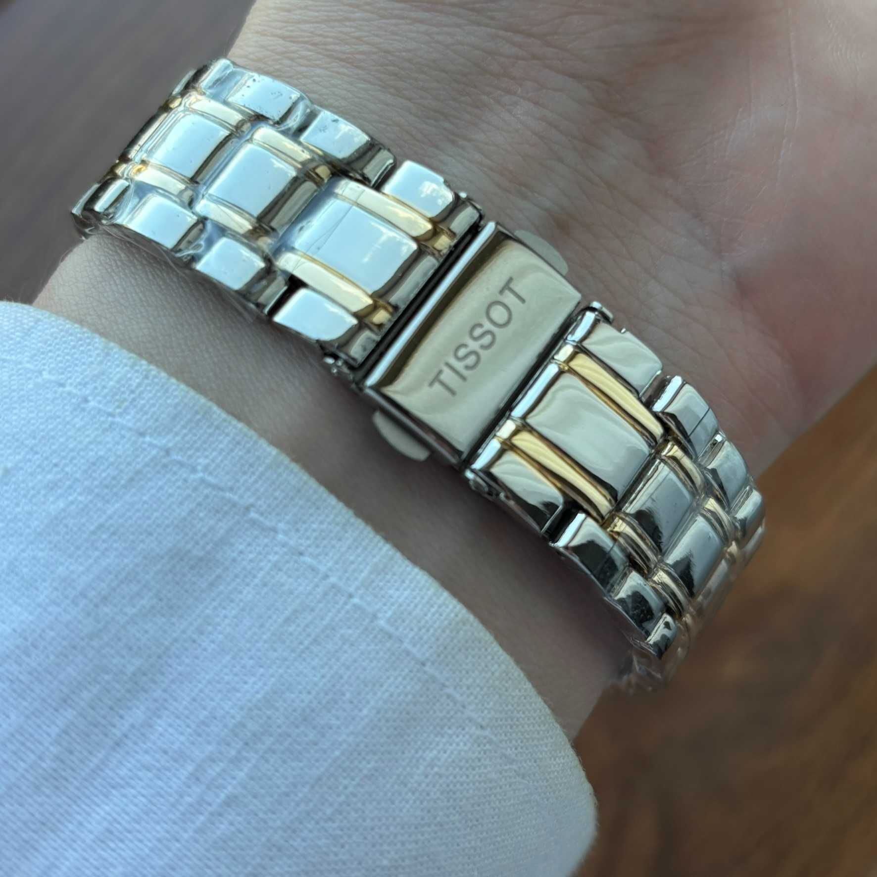 Чоловічий годинник Tissot на браслеті комбінованого кольору з датою