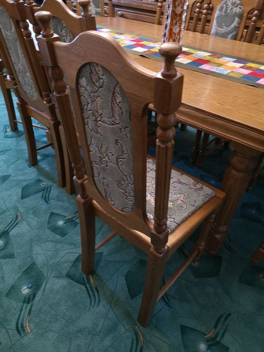 Stół dębowy rozkładany i 14 krzeseł