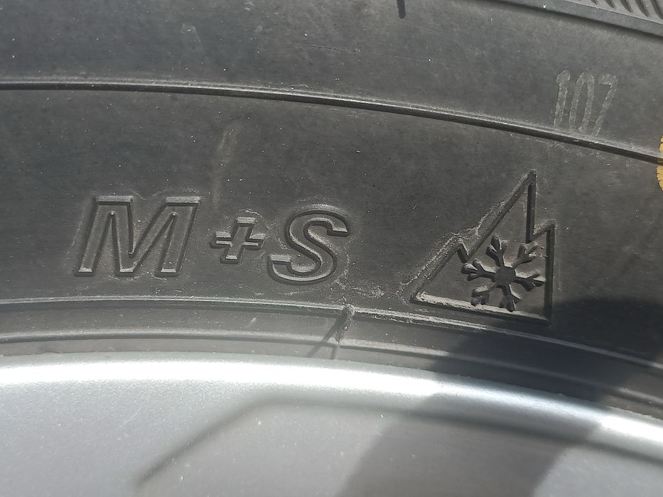 Komplet felg aluminiowych z oponami zimowymi marki Falken rozmiar 16