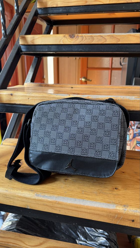 Унісекс сумка через плече Nike Monogram Mini Messenger, сіра