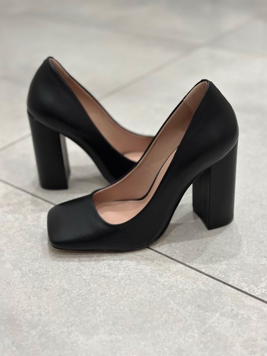 Шкіряні чорні туфлі