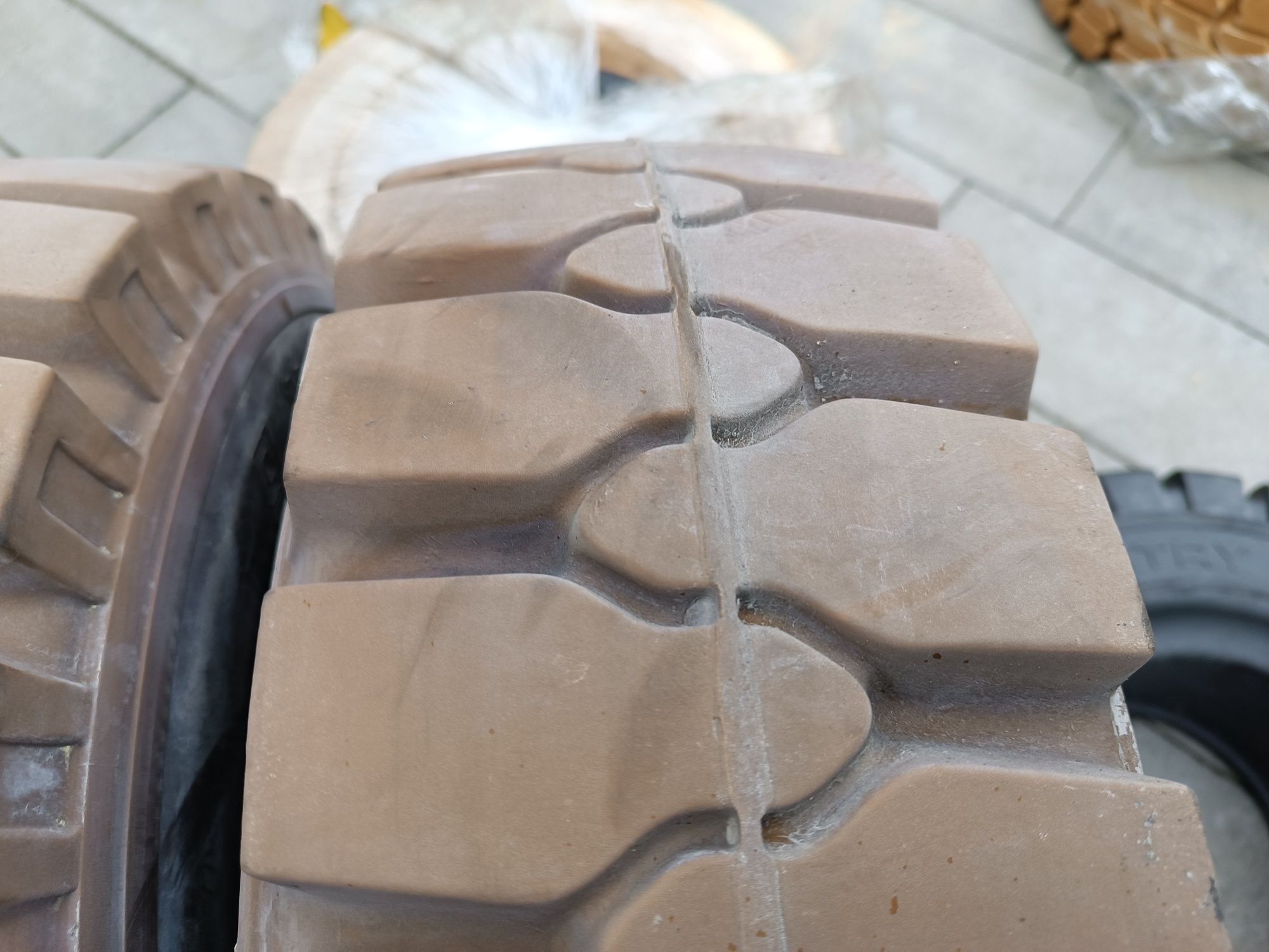 Opony pelne 21x8-9 Gumasol białe wózek widłowy-nowe-
