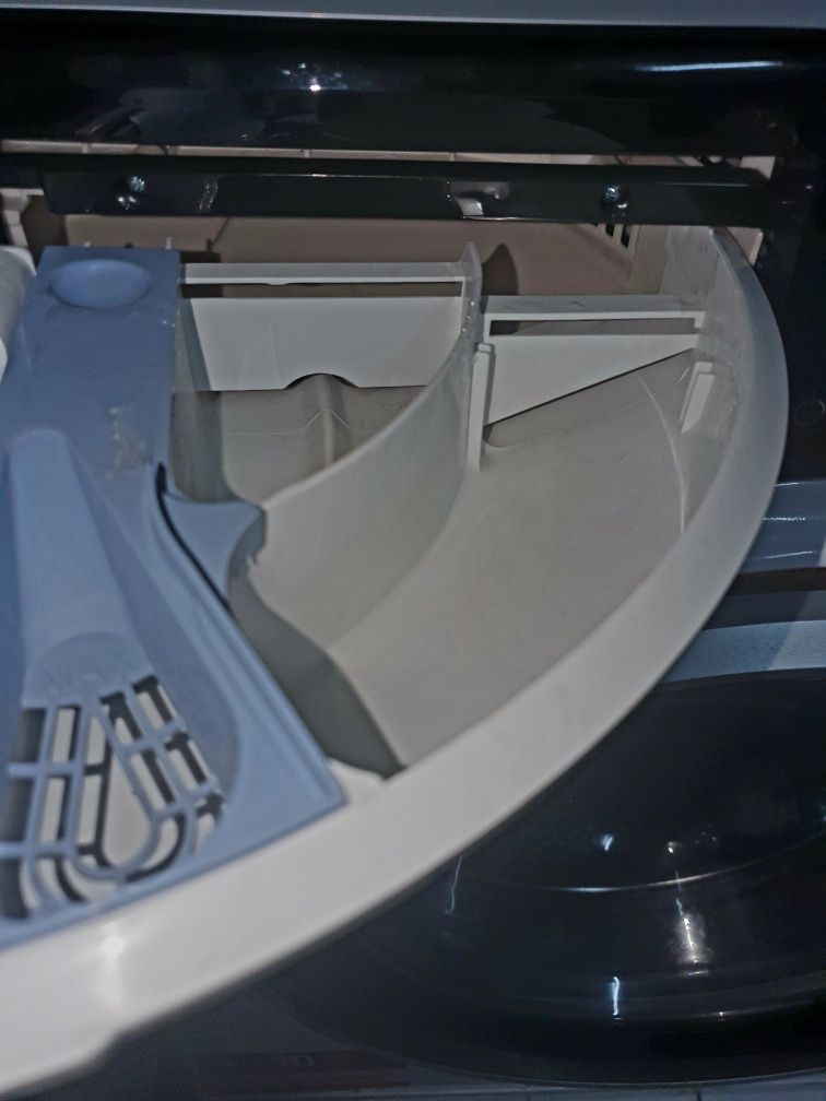 Пральна машина вузька WHIRLPOOL на гарантії до травня