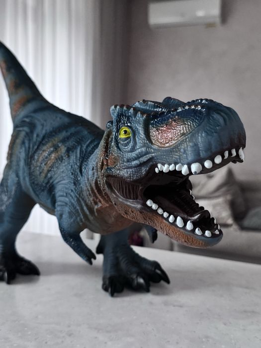 Динозавр великий новий