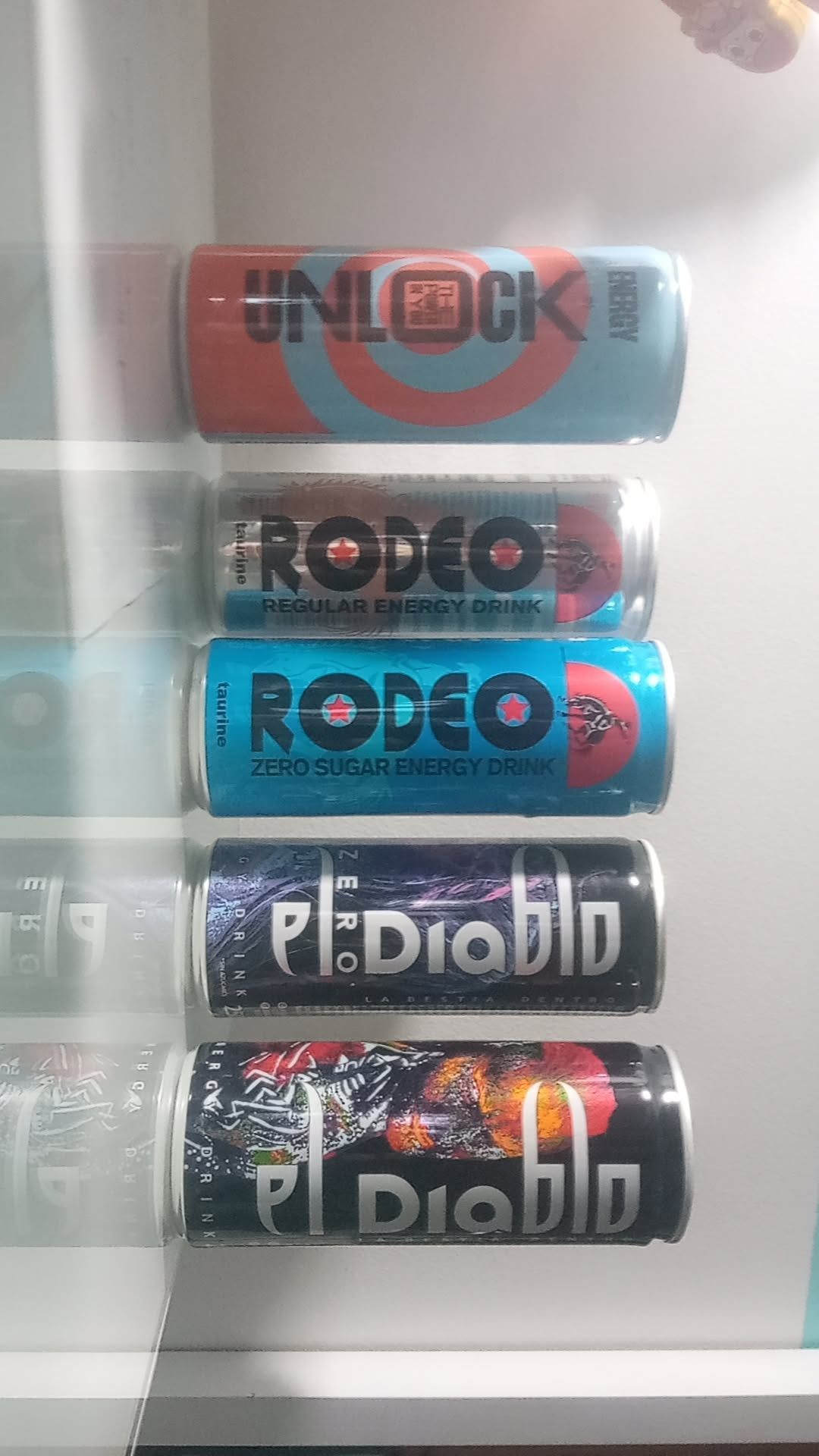 Latas de Monster e outros