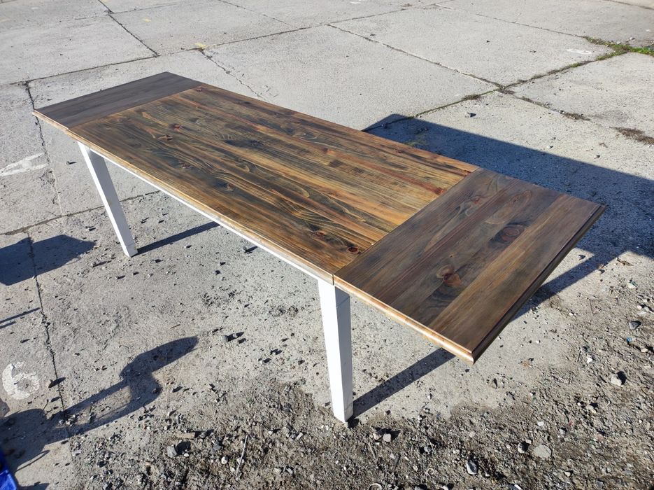 Duży stół ogrodowy.