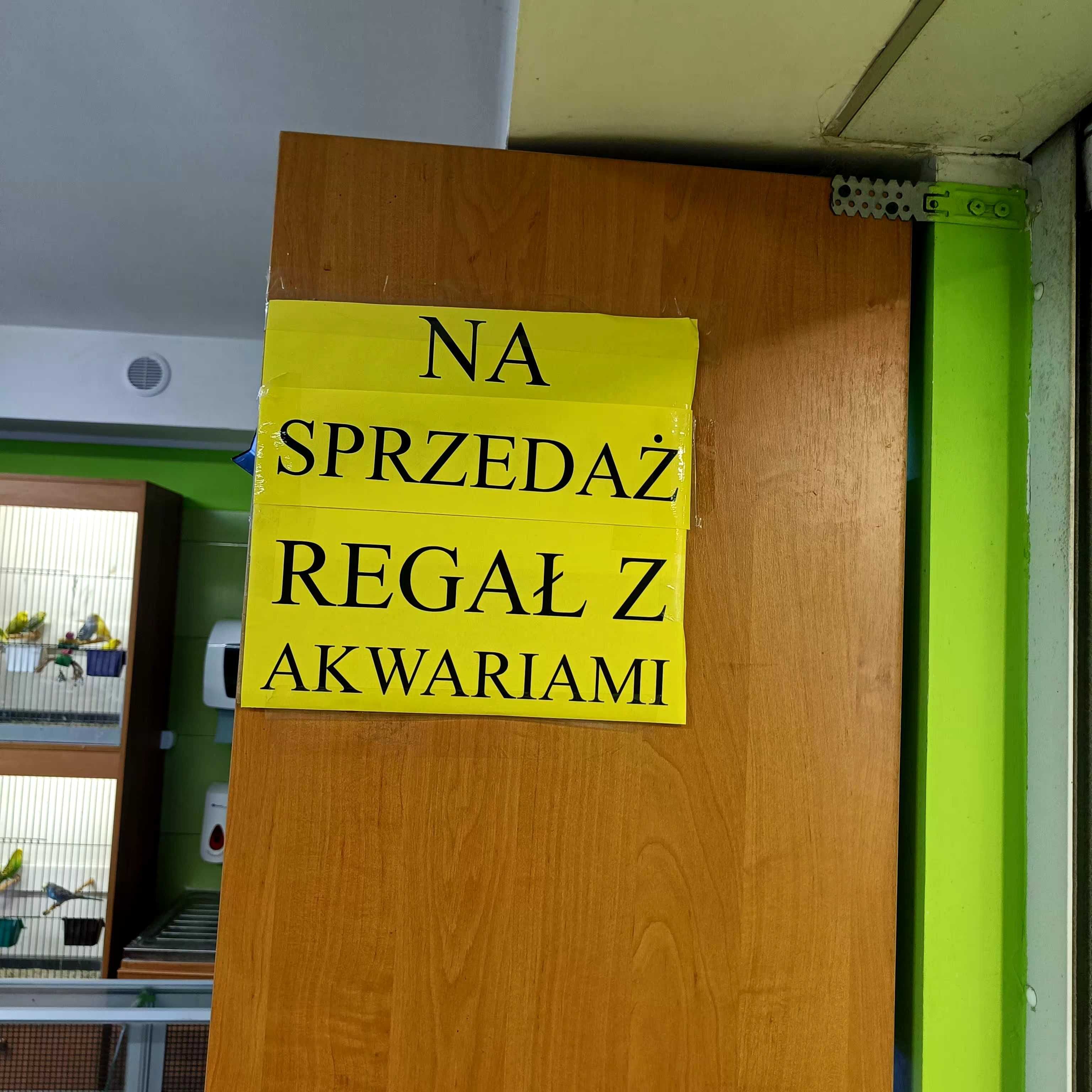 Regał z akwariami