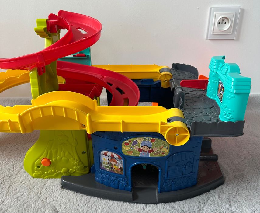 Tor, zjeżdżalnia, garaż Fisher Price