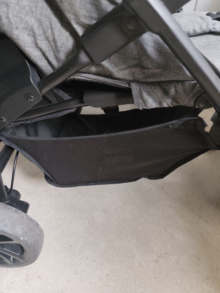 Fajny wózek spacerowy Joie