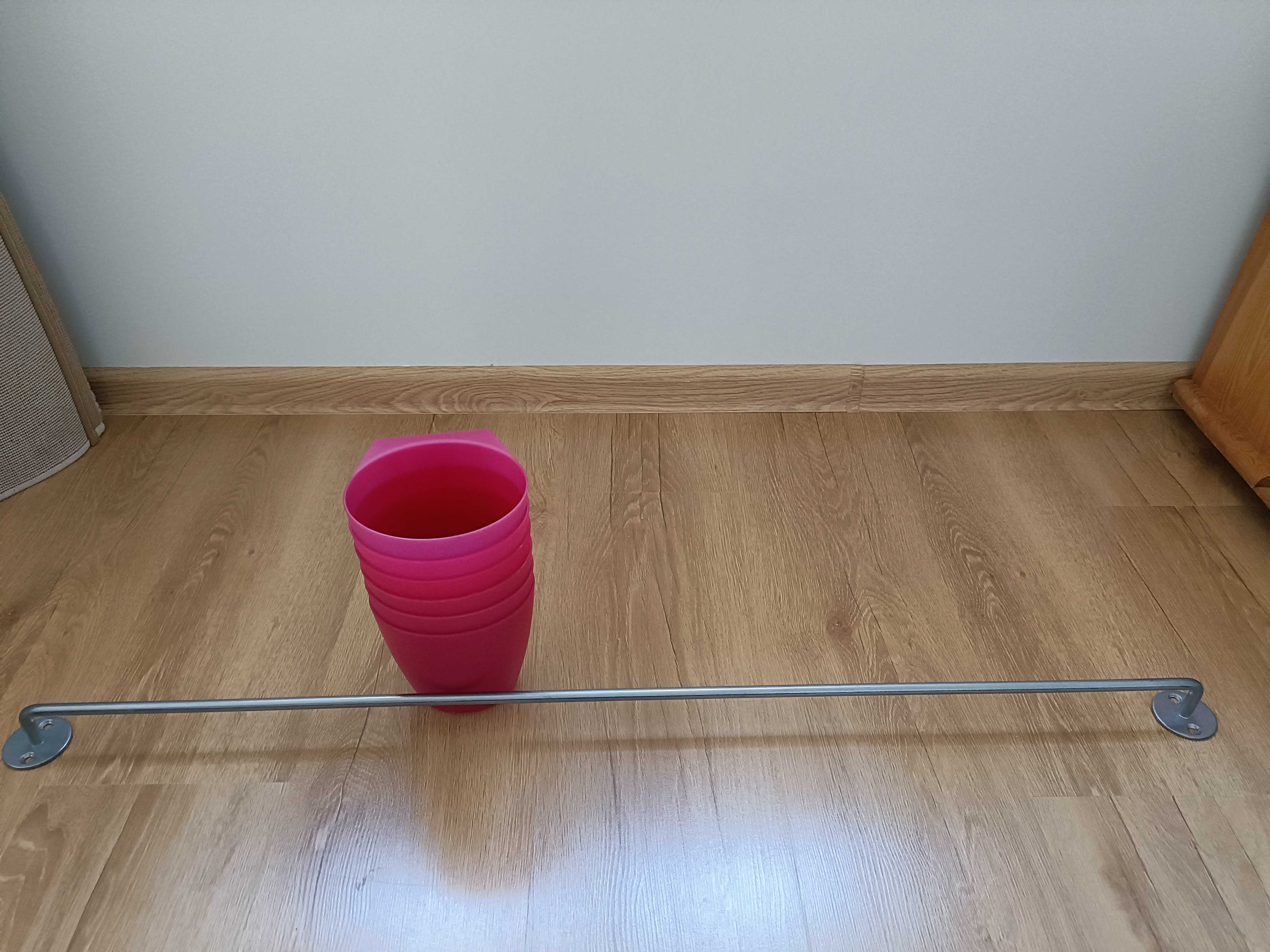 Reling Ikea z różowymi pojemnikami