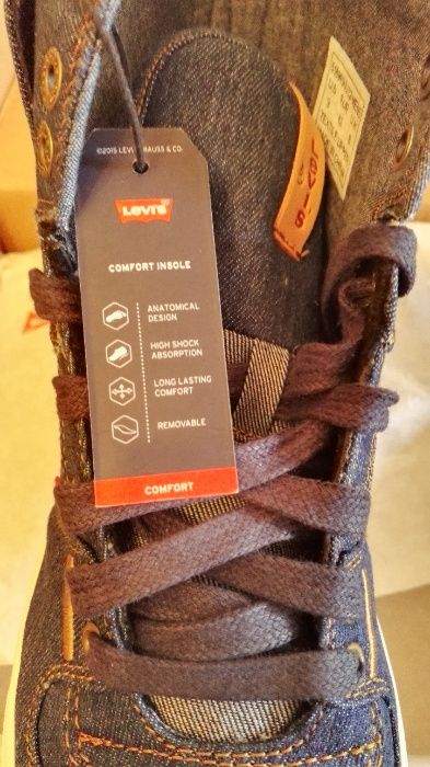 Продам новые оригинальные высокие сникерсы Levis