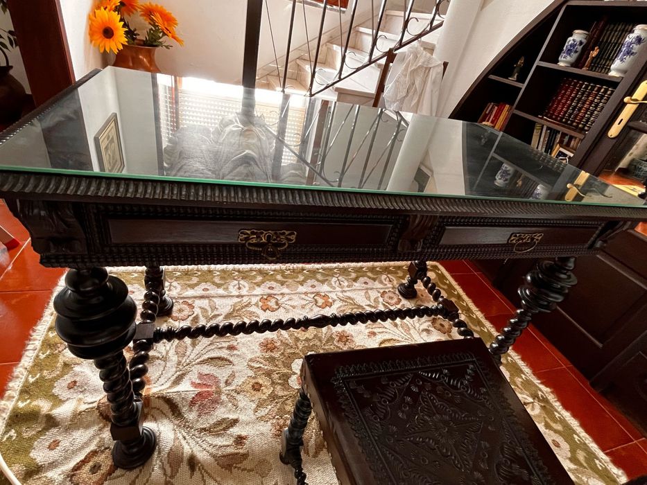 Secretaria antiga entalhada em madeira maciça + cadeira de encosto