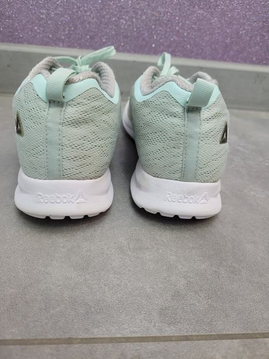 Adidasy z białą podeszwą dla dziewczynki