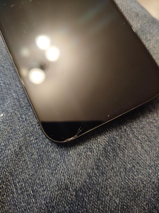 Iphone 15 delikatnie pekniety