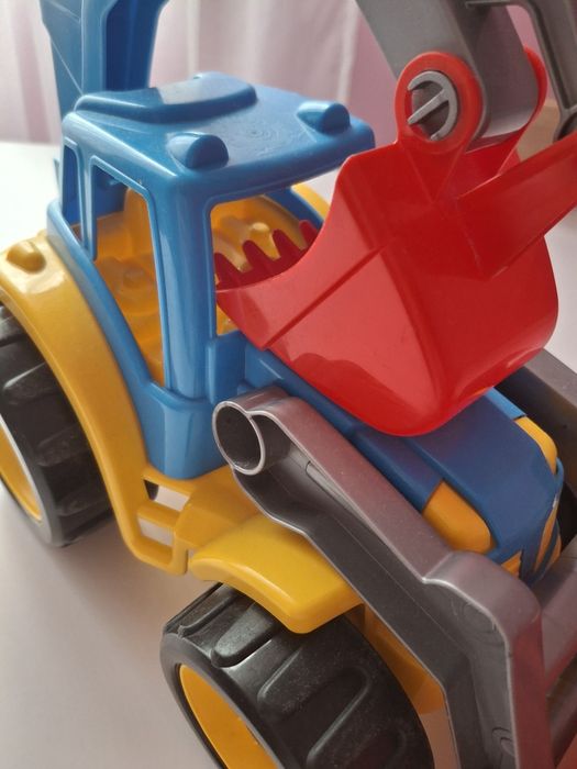 Трактор з двома ковшами