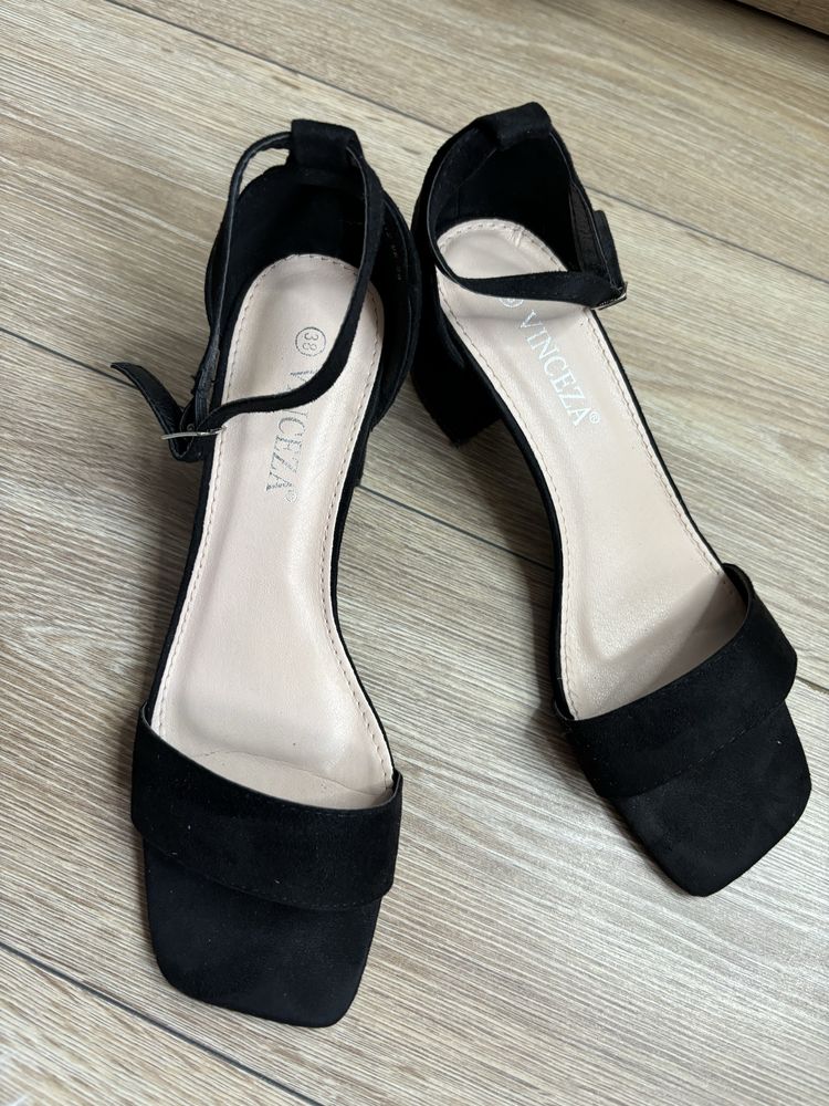 Buty na klocku obcasy vinceza czarne sandałki 38 K