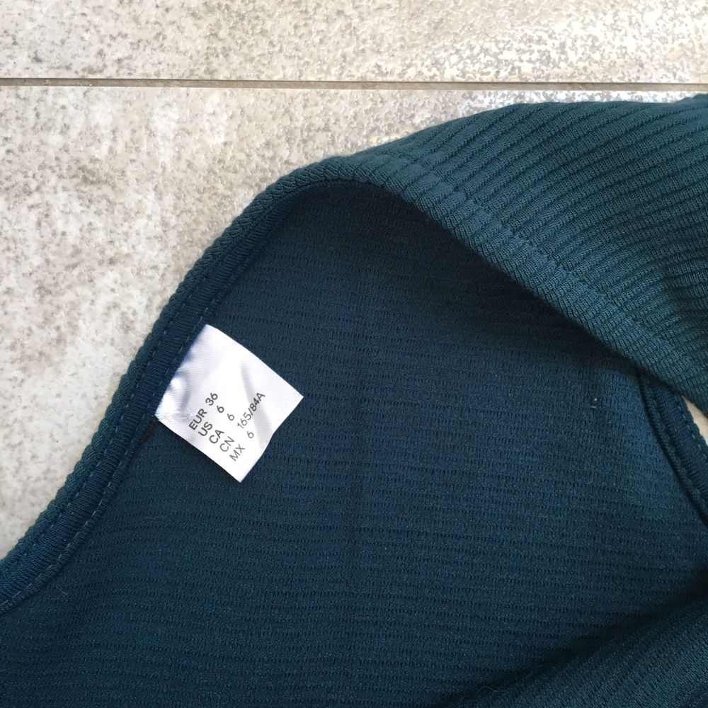 Sukienka H&M 34/36 XS/S z baskinką butelkowa zieleń dopasowana krótka