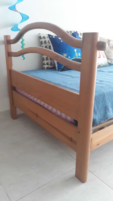 Cama em madeira maciça