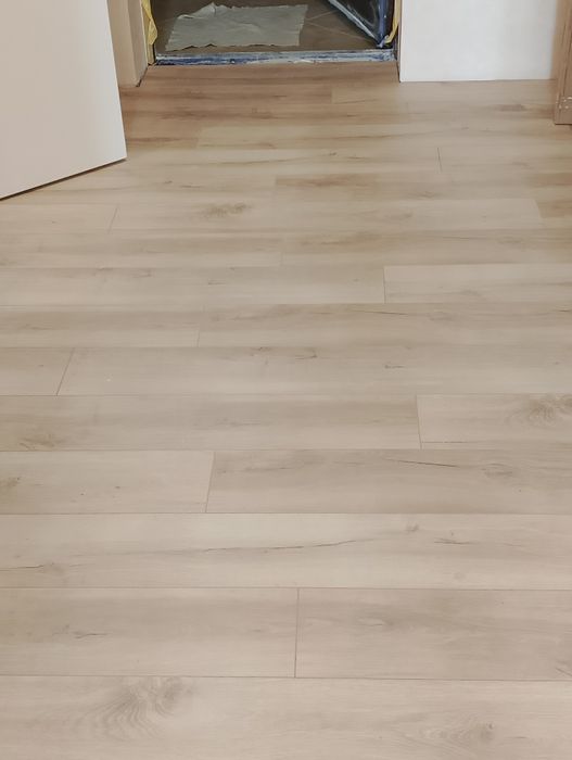 Укладка ламината, установка плинтусов, натяжные потолки!