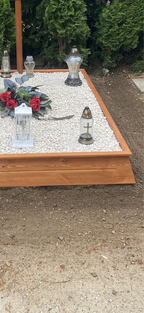 Obudowy grobu, krzyże, tabliczki