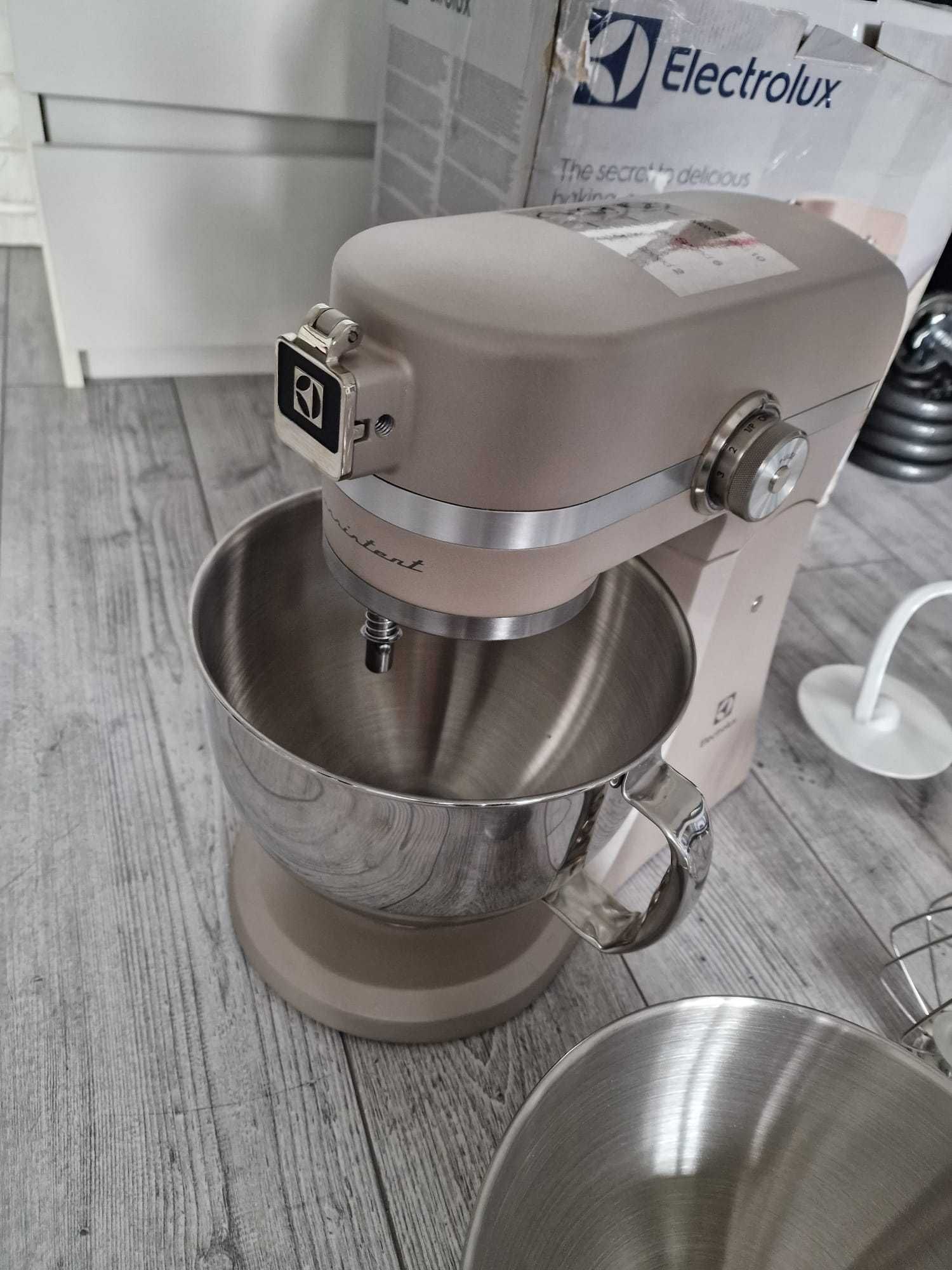 Electrolux Robot Kuchenny 1200 W, 10 prędkości + f. pulsacyjna, Oświet