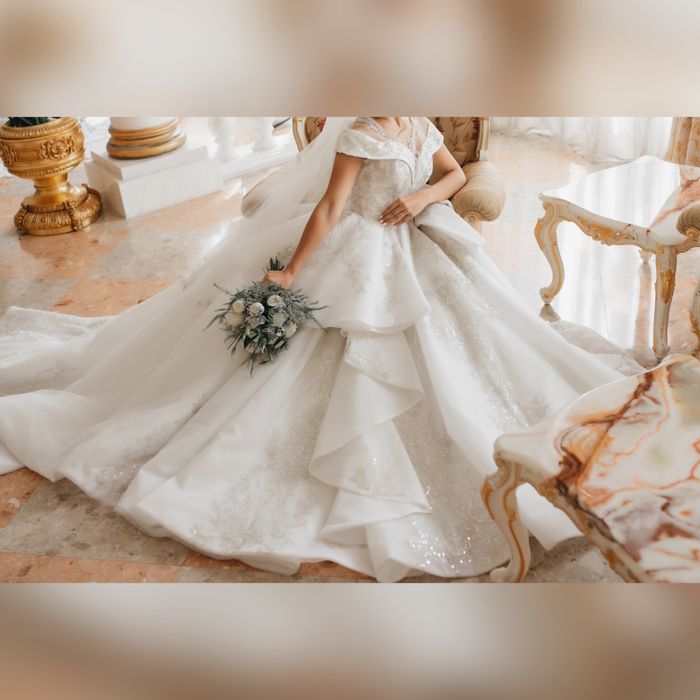 Розкішна королівська весільна сукня зі шлейфом.