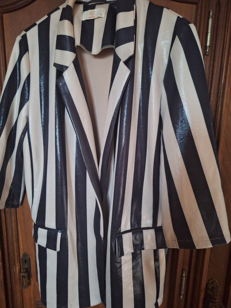Blazer riscas,em preto e bege