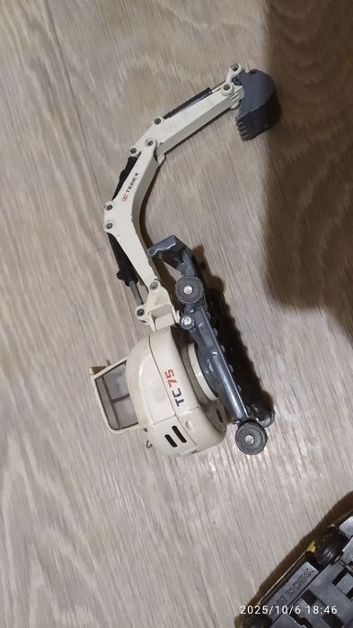 Моделька экскаватор метал 1:45