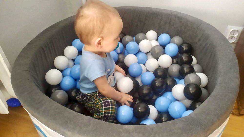 Basen z kulkami szaro-niebieski