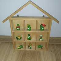 Domek drewniany, półka na figurki Kinder, resoraki