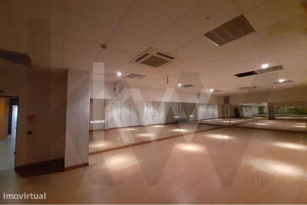 Loja com 1000m2 arrendada a um ginásio em Corroios, Seixal, para inves