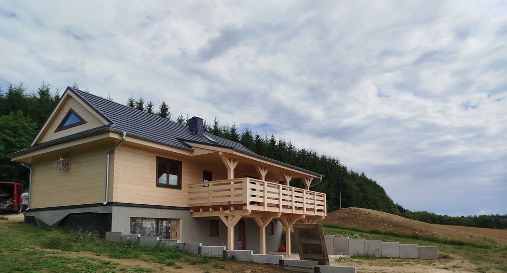 Budowa drewnianych domów całorocznych, domy z nieosiadających bali.