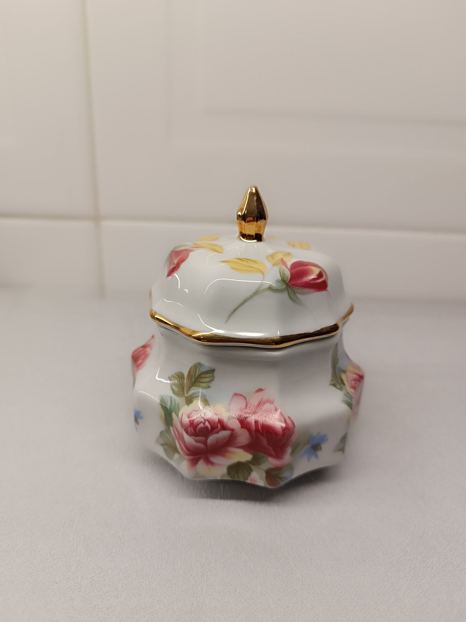 Porcelana Antiga. Soci Poral. Decoração ou guarda a jóias