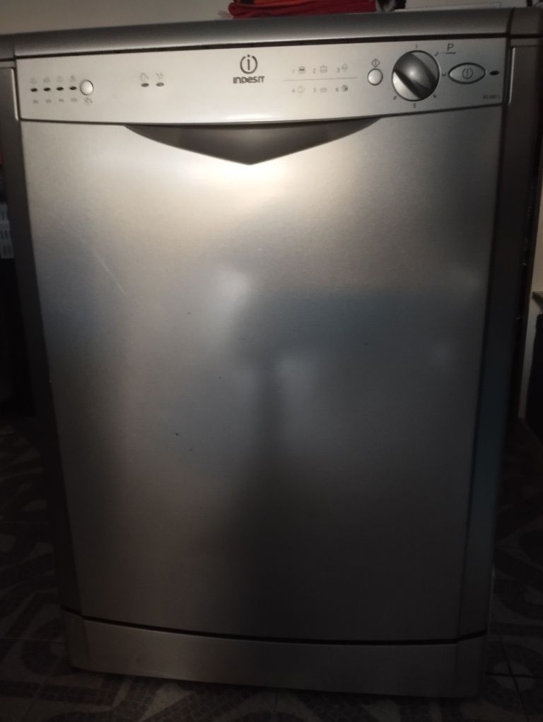 Máquina de lavar loiça Indesit IDL600S. Com avaria