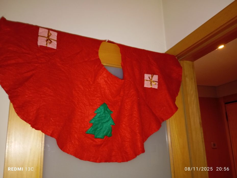 Gorros de natal e base para árvore