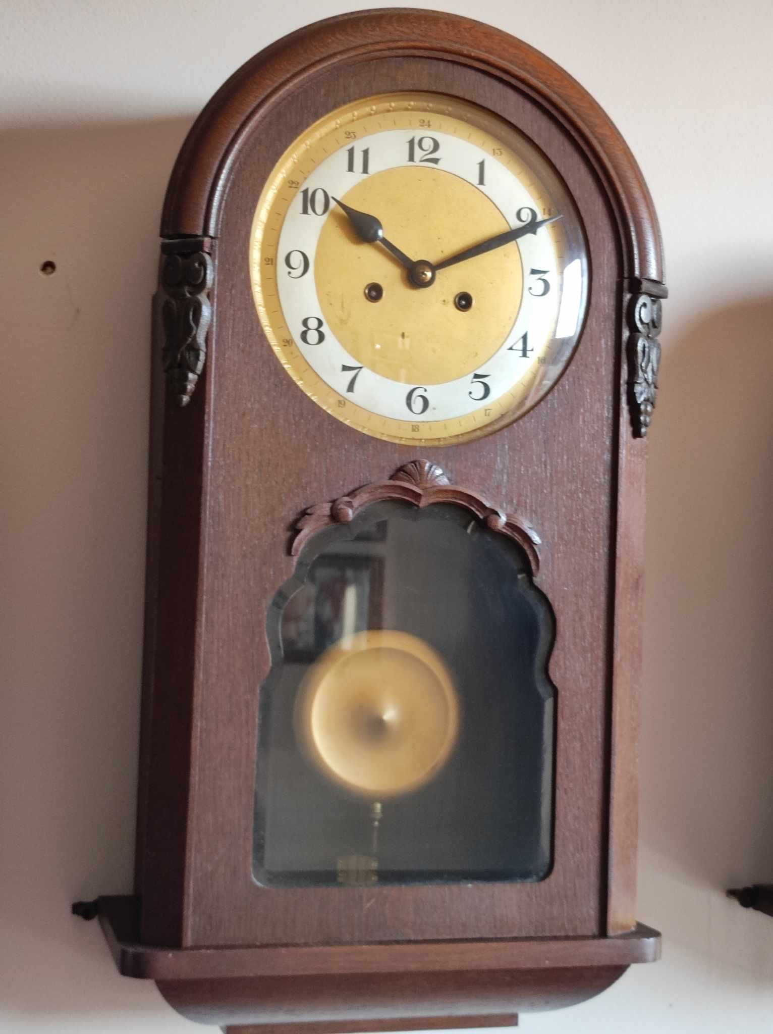 Zegar ścienny w typie baby w dębowej skrzyni marki HAU z ok 1910r
