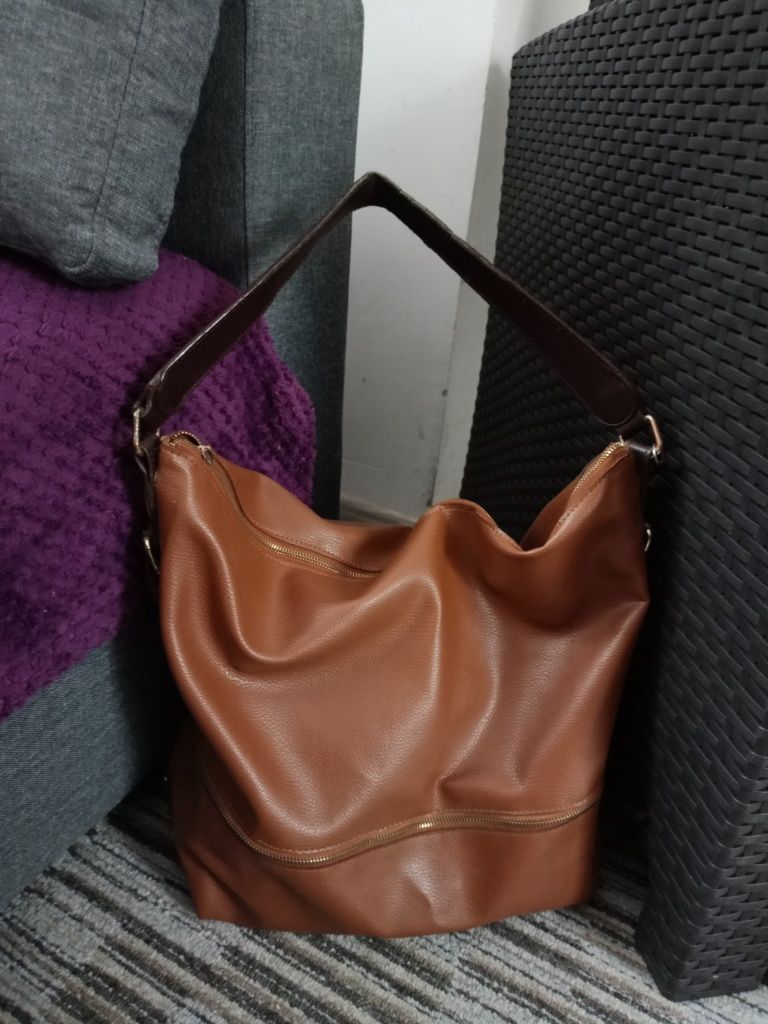 Torebka na ramię typu worek brązowa ekoskórka suwaki frędzle pojemna