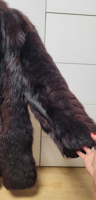 Klasyczne futro z lisa w nieklasycznym kolorze gorzkiej czekolady