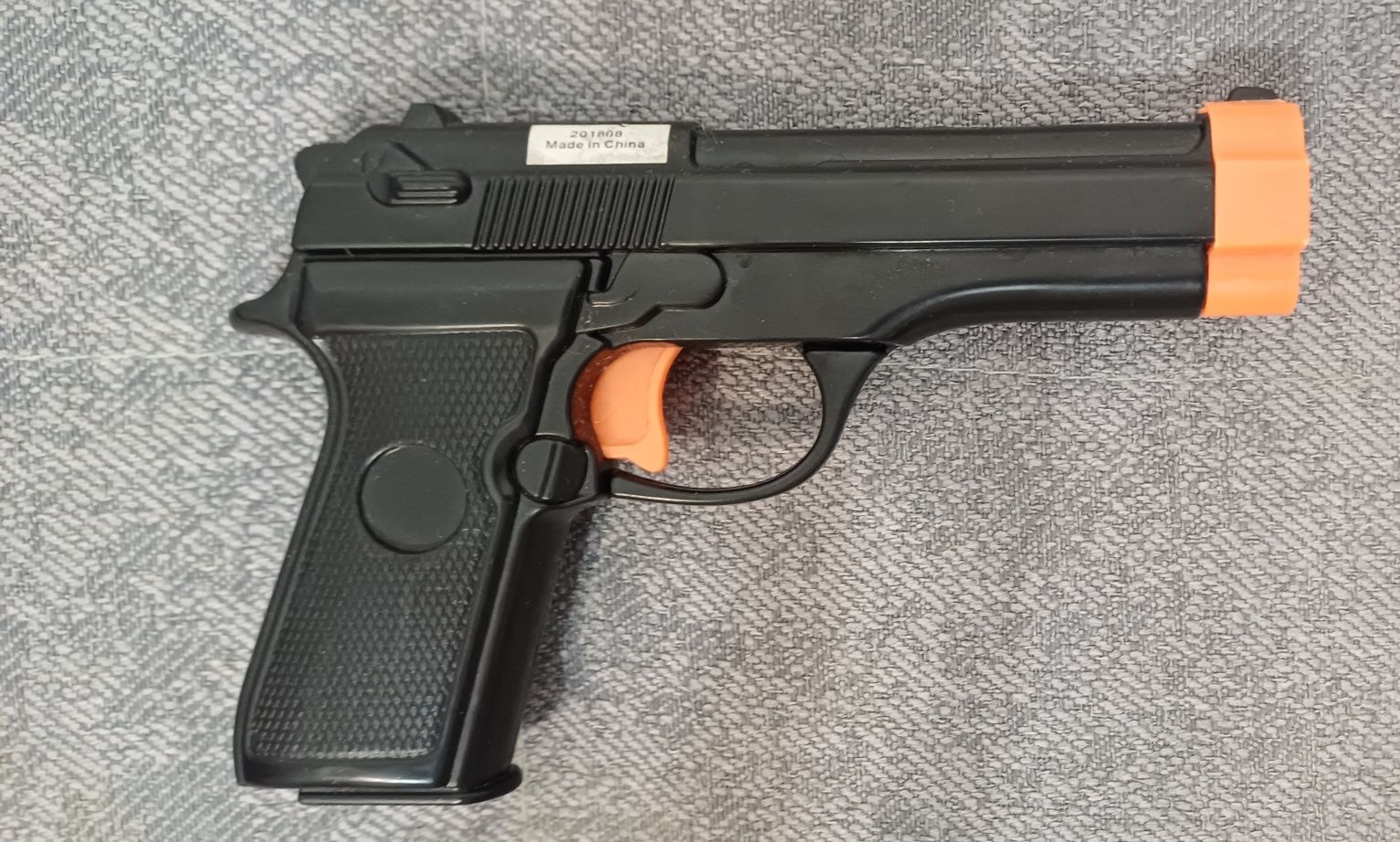Pistolet zabawkowy czarny rewolwer strój przebranie policjant żołnierz