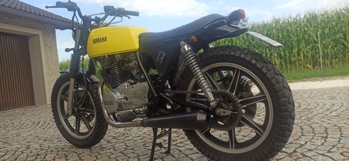 Yamaha XS 400 café racer