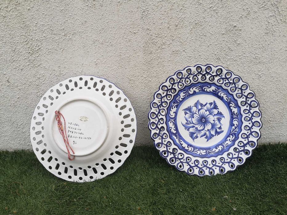 Pratos azuis com dizeres