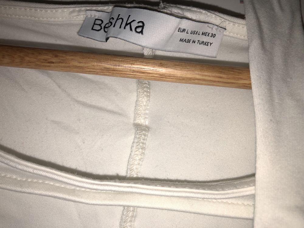Biała bluzka z ozdobnym dekoltem