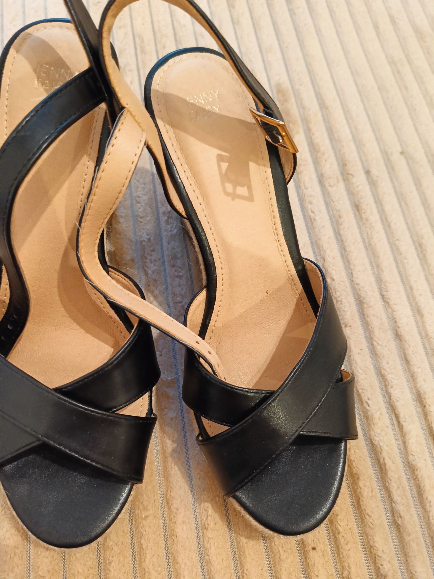 Buty damskie na koturnie