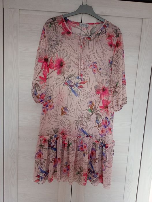 Śliczna sukienka wizytowa kwiatowy wzór pudrowy róż