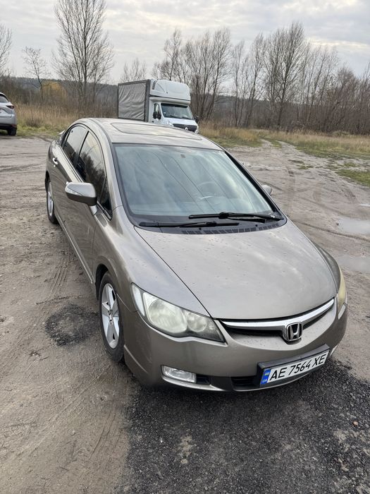 Живий сівік. Друга машина в сімї  їздила дівчина.