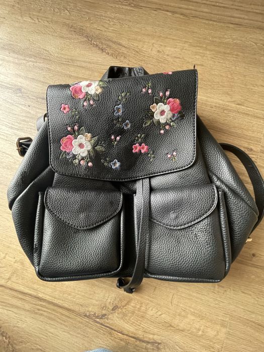 Mala/ Mochila preta com flores