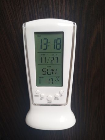 Електронний годинник термометр , электронные часы