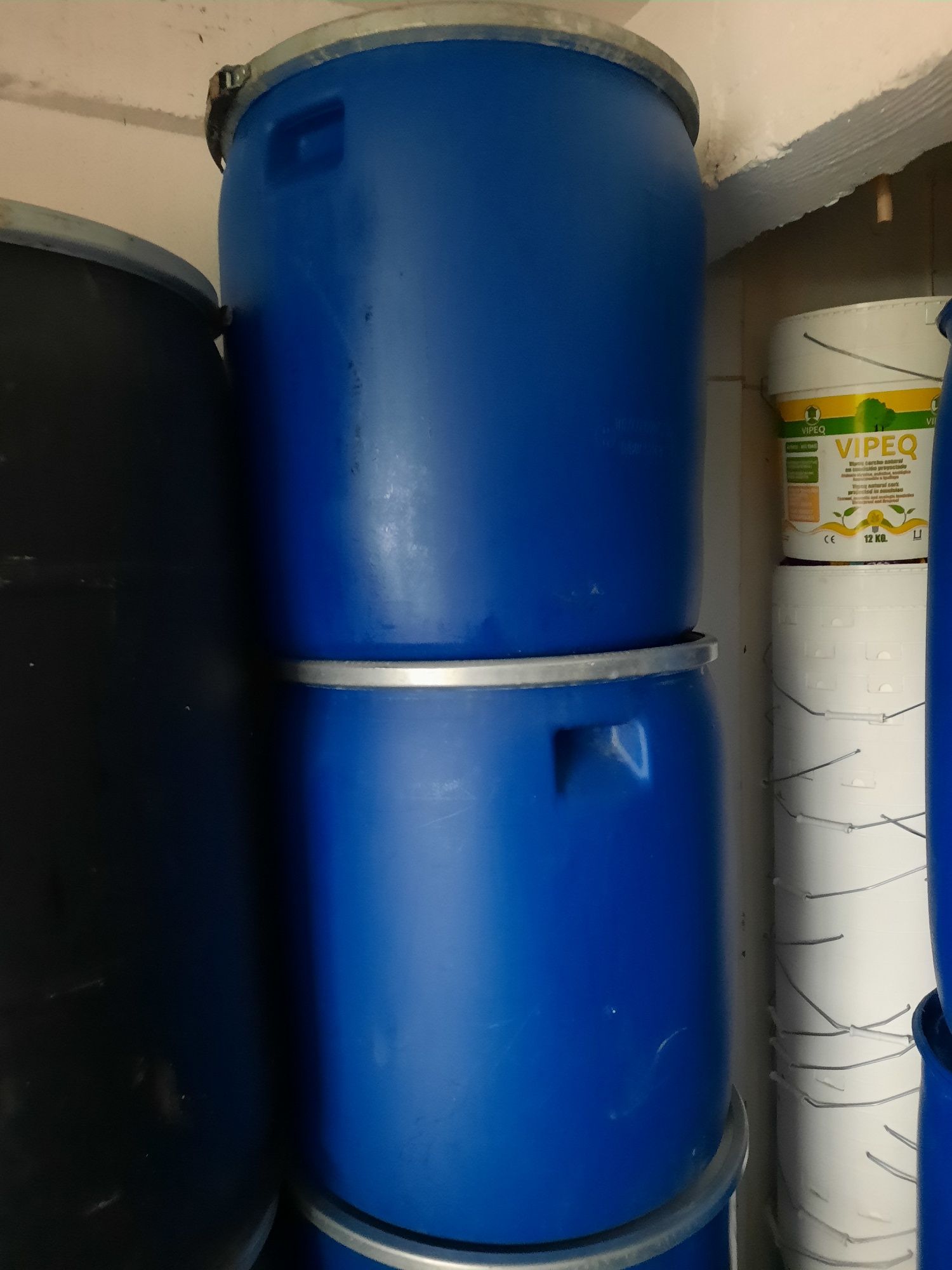 Bidons plástico de 140 litros com tampa e aro