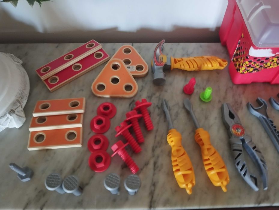 Conjunto de ferramentas com caixa que não fecha muito bem a tampa.