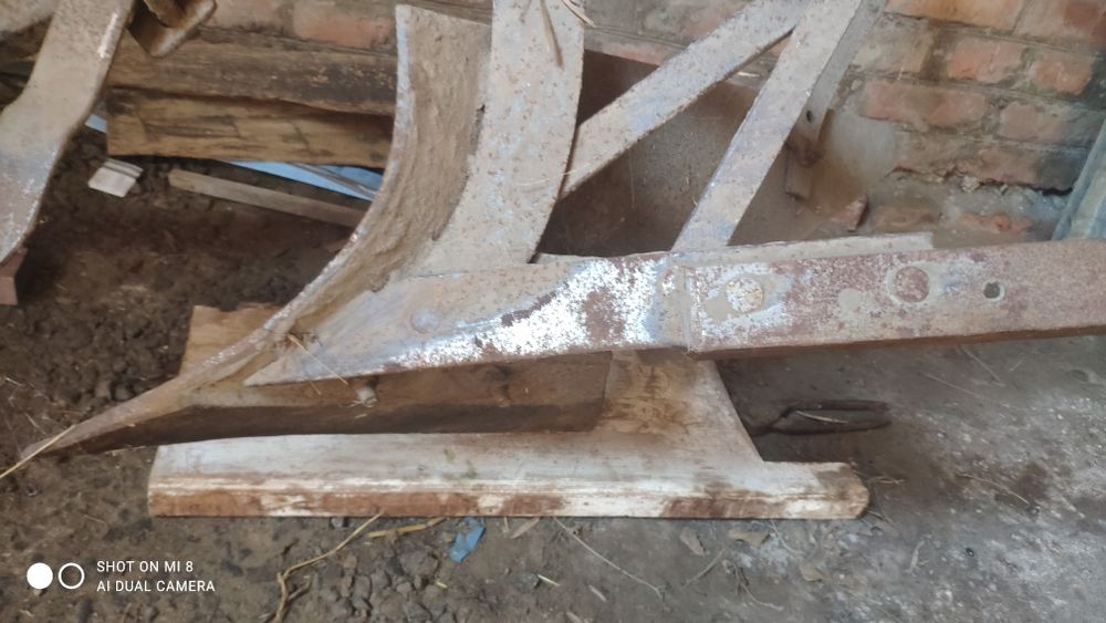 Кінний.. плуг...